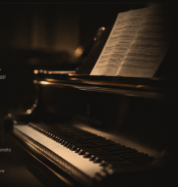Pianoforte a coda e spartito, atmosfera classica