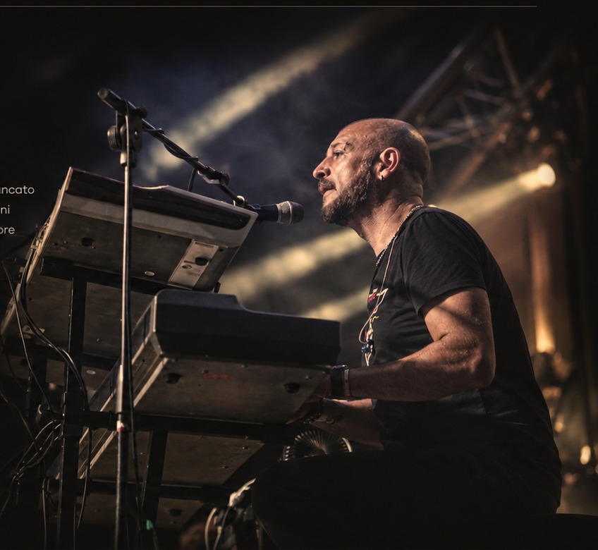 Fabio Comovi alle tastiere durante un concerto dal vivo